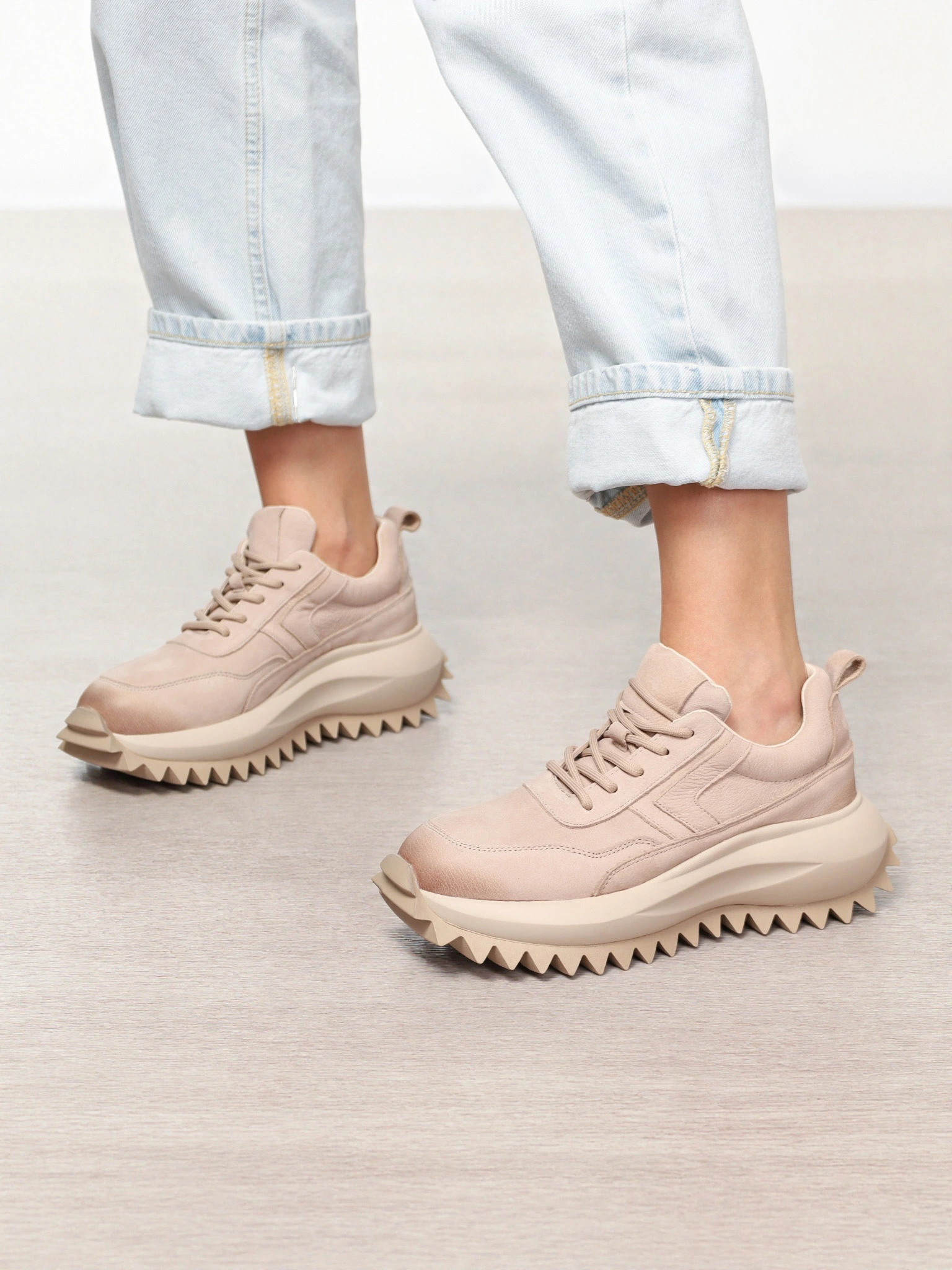 Кроссовки бежевого цвета на объемной рельефной подошве